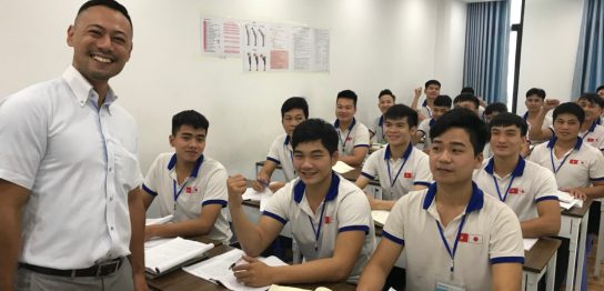 ベトナム校舎での代表と勉学に励む学生たちとのワンショット